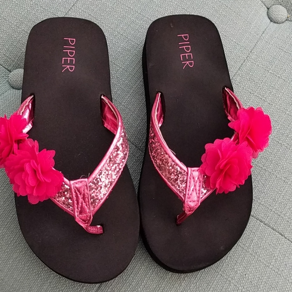 Black flip flops child sz 2